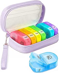 Organisateur de pilules mignon 2 fois par jour, étui de pilules en cuir PU pour femmes, boîte de pilules hebdomadaire portable pour la purée avec sac de stockage pour tenir les vitamines, médicaments, huiles de poisson, suppléments (purple)