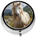 Boîte à pilules ronde Cheval sur l'herbe verte Mignon petit cas de pilule 3 Compartiment Pillbox pour la poche de Purse Portable Pill Conteneur pour tenir les vitamines Médicaments Huile de poisson et suppléments