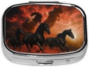 Black Horses Red Glowing Clouds Printed Square Pill Organizer with 2 Compartiments, Portable Mini Pill Box Pill Case pour la médecine, la vitamine, l'huile de poisson, suppléments