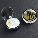 Pill Case Pill Box met spiegel kleine pil Organizer 3 Compartiment Grazing Wild Horses Roud Travel Pillbox voor Purse of Pocket Portable Pill Container Cute Medicine Organizer