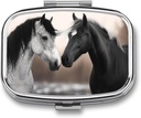 Zwarte en witte paarden Vierkante pil Box, 2 Compartiment Decoratieve Pocket pil Box voor Pocket of portemonnee Portable Mini Travel Medicine Tablet Vitamine houder Organisator pil geval
